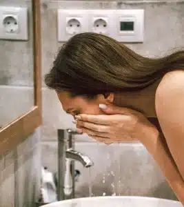 Femme savon visage - eau nettoyage