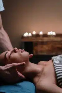 huile massage corps - moment détente - femme allongée